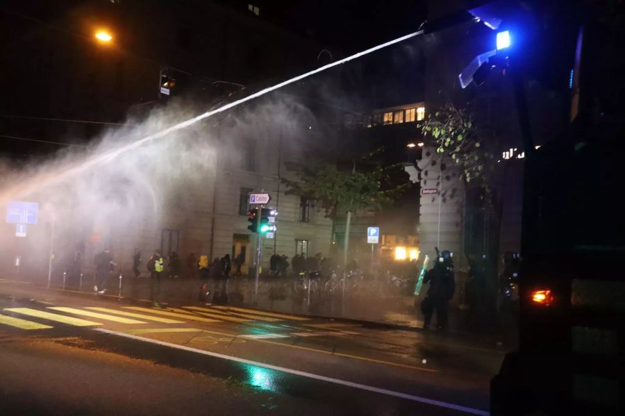 Weil der Umzug Richtung Bundeshaus vordringen wollte, setzte die Polizei den Wasserwerfer ein.