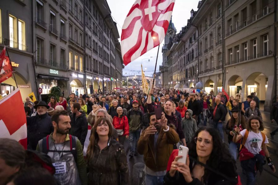 16. September in Bern: Auch beim Umzug durch die Hauptgasse sind die Fahnen an vorderster Front zu sehen.