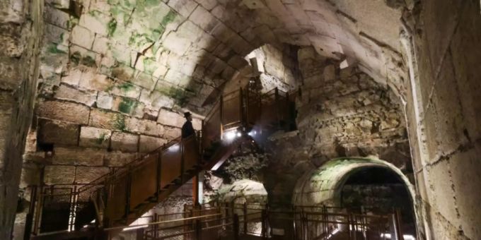Freilegung eines Festsaals aus der Zeit des Zweiten Tempels. Israel Tempel
