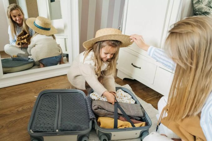 Ein zu schwerer Koffer kostet bei Flügen schnell mal viel Geld. Koffer packen