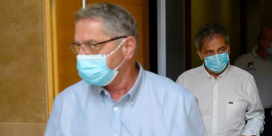 Die früheren Piloten Odos (re.) und Fauret vor Gericht