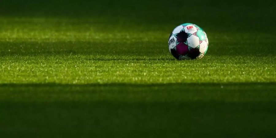 Die 2. Liga beginnt am Freitag. Foto: Julian Stratenschulte/dpa