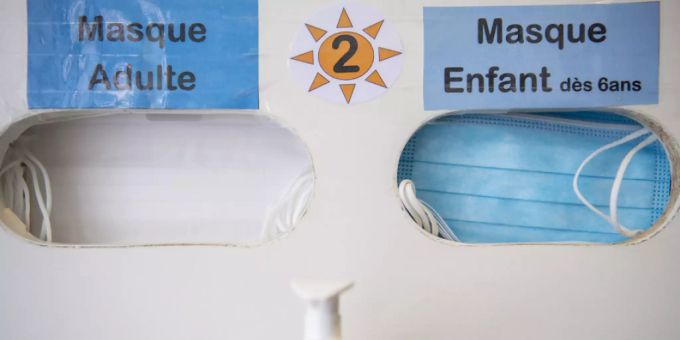 Masken-Automat im Kinderspital Lausanne. Gemäss einer deutschen Familienstudie stecken sich Kinder seltener am Coronavirus an, haben geringere Symptome und nach der Infektion eine stabilere Immunabwehr als Erwachsene. Dennoch: Jedes dritte Kind steckte sich bei erkrankten Eltern an (Symbolbild). coronavirus