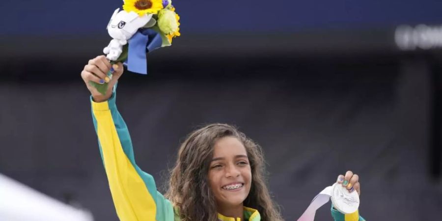 Skateboarderin Rayssa Leal aus Brasilien bejubelt ihre Silbermedaille. Foto: Ben Curtis/AP/dpa