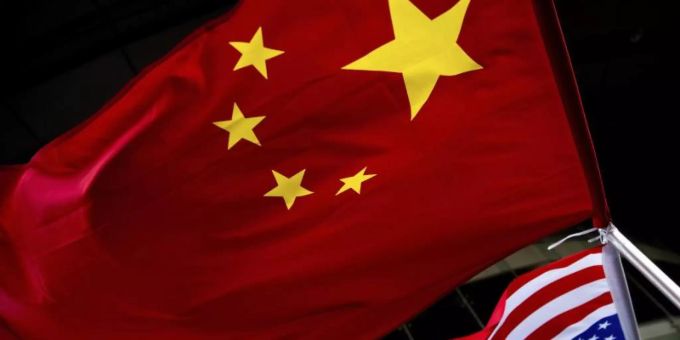 Eine us-amerikanische (unten) und eine chinesische Nationalflagge wehen vor einem Hotel in Peking. Foto: Andy Wong/AP/dpa Eine us-amerikanische (unten) und eine chinesische Nationalflagge wehen vor einem Hotel in Peking. Foto: Andy Wong/AP/dpa
