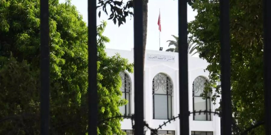 Ein Militärfahrzeug steht vor dem tunesischen Parlament. Foto: Adel Ezzine/XinHua/dpa