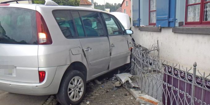 Das stark beschädigte Auto musste für den Abtransport mittels Kran auf ein Abschleppfahrzeug gehievt werden. Unfall