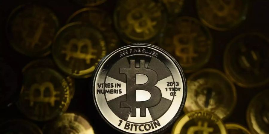 Der Bitcoin-Kurs lag zwischenzeitlich wieder bei über 45.000 US-Dollar. Foto: Jens Kalaene/dpa-Zentralbild/dpa-tmn