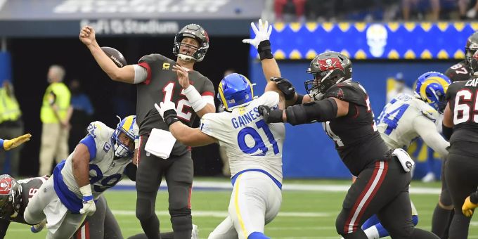 Rams-Superstar Aaron Darnold schlägt Tom Brady den Ball aus der Hand. Tom Brady NFL