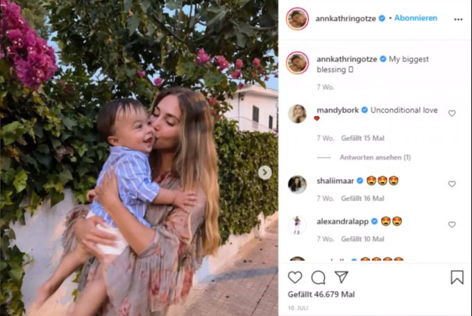 Ann-Kathrin Götze, die Ehefrau von Mario Götze, mit dem gemeinsamen Sohn Rome. Mario Götze