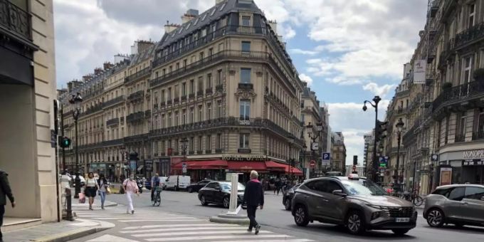 Auf einer Strasse im Zentrum von Paris gilt Tempo 30. Ab sofort gilt diese Geschwindigkeitsbegrenzung in der französischen Hauptstadt fast überall. Foto: Michael Evers/dpa Auf einer Strasse im Zentrum von Paris gilt Tempo 30. Ab sofort gilt diese Geschwindigkeitsbegrenzung in der französischen Hauptstadt fast überall. Foto: Michael Evers/dpa