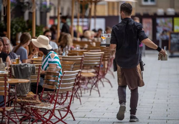 Ein Restaurant in Stuttgart, Baden-Württemberg. Sollten die belegten Intensivplätze aufgrund des Coronavirus auf 200 bis 250 steigen, könnte die Regierung Massnahmen nur für Ungeimpfte anord Baden-Württemberg Coronavirus Gastro