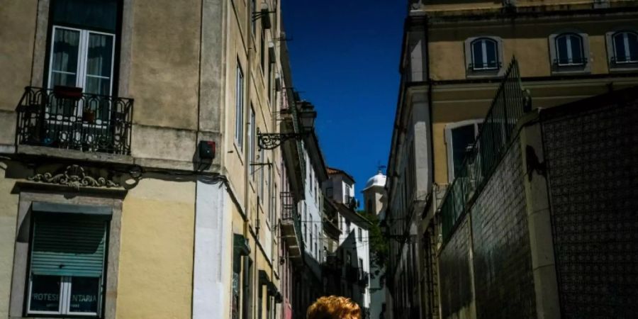 Eine Frau mit Maske in Lissabon