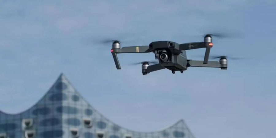 Eine Drohne schwebt in Hamburg vor der Elbphilharmonie. Foto: picture alliance / Axel Heimken/dpa