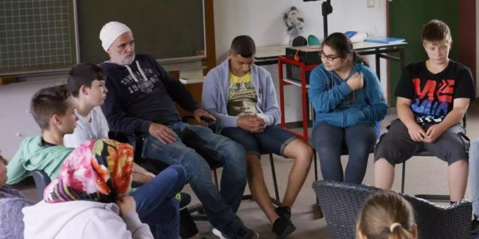 Dieter Bachmann und die Schülerinnen und Schüler der Klasse 6 B. Foto: -/Madonnen Film/dpa Dieter Bachmann und die Schülerinnen und Schüler der Klasse 6 B. Foto: -/Madonnen Film/dpa