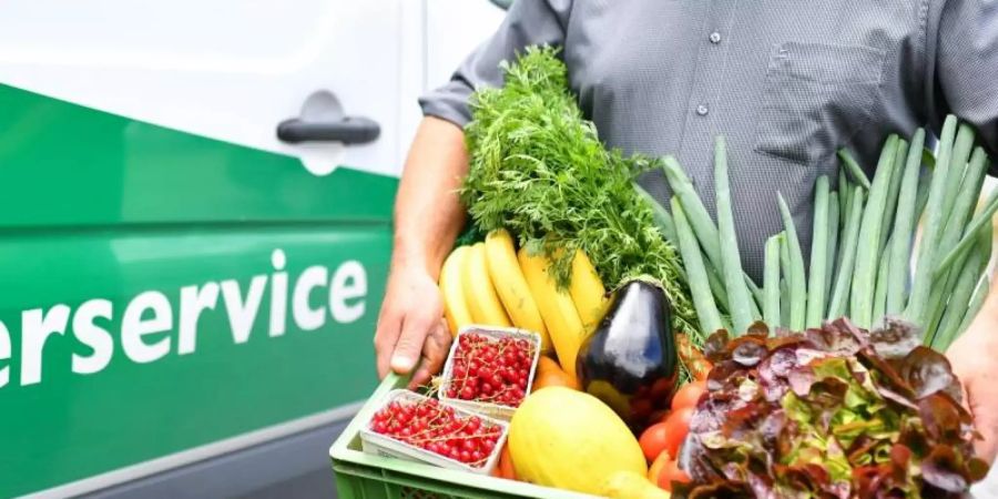 Lieferung einer «Bio-Kiste» mit Gemüse und Obst aus biologischem Anbau. Foto: picture alliance / dpa