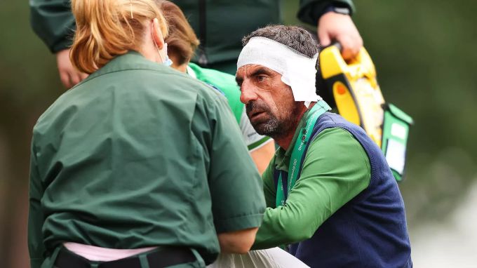 Pietro Consenza muss nach dem Kopftreffer an der European PGA Tour ärztlich behandelt werden. European PGA Tour