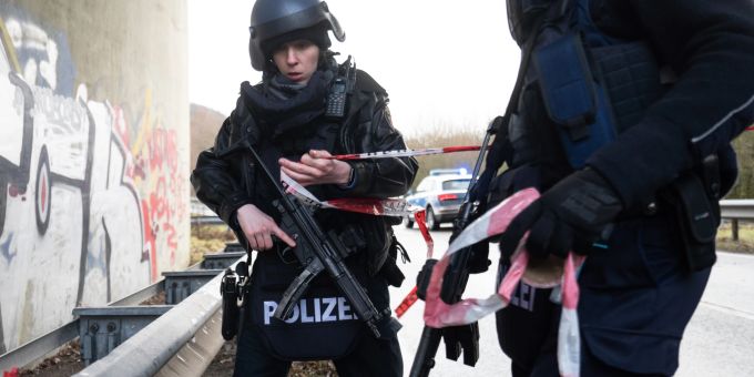Polizeibeamte sperren die Kreisstrasse 22 rund einen Kilometer von dem Tatort entfernt, an dem zwei Polizeibeamte durch Schüsse getötet wurden. Zwei tote Polizisten in Kusel