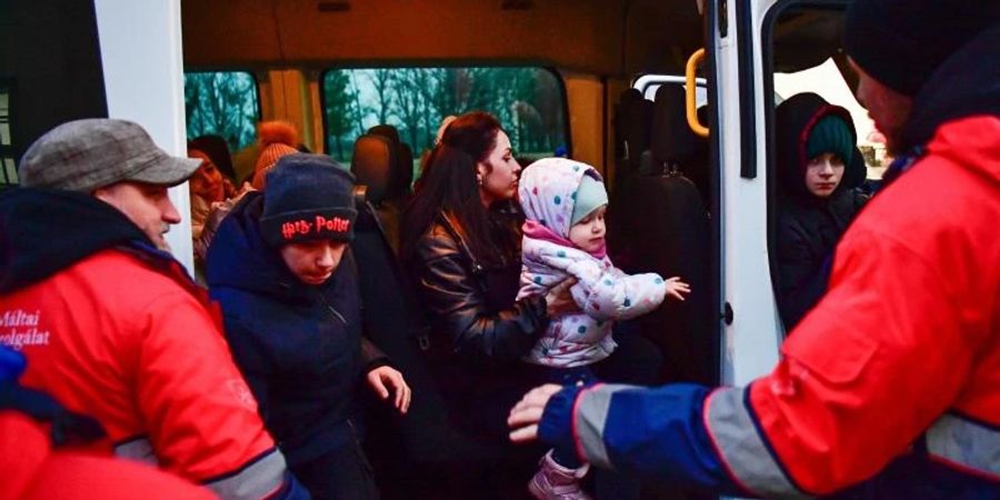 Flüchtlinge aus der Ukraine kommen in einer von dem Malteserorden betriebenen Flüchtlingsunterkunft im ungarischen Beregsurány an. Foto: Marton Monus/dpa