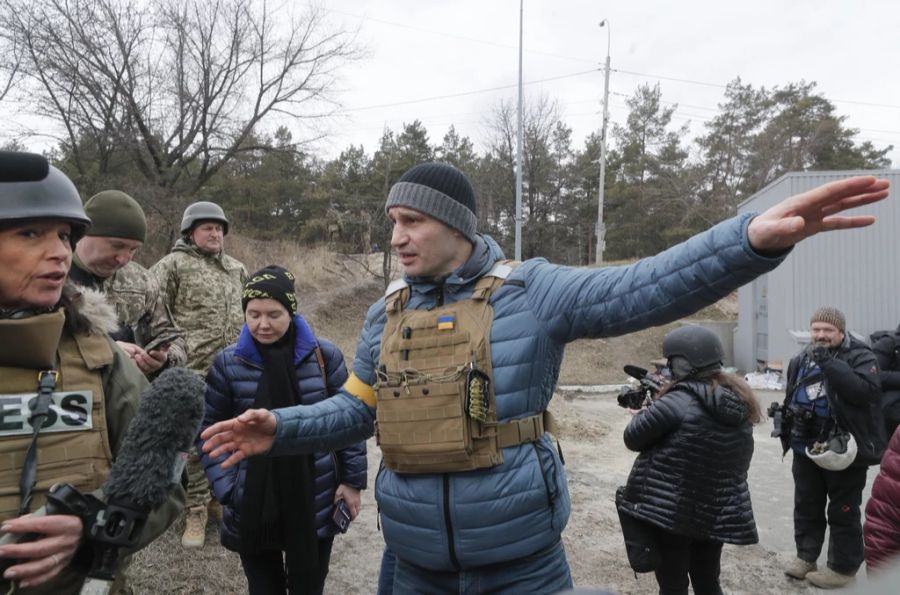 Vitali Klitschko unterhält sich an der Front von Kiew mit der Presse.