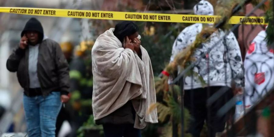 Ein Wohnhausbrand hat am Mittwoch zu mehreren Todesopfern geführt. Foto: Monica Herndon/The Philadelphia Inquirer/dpa