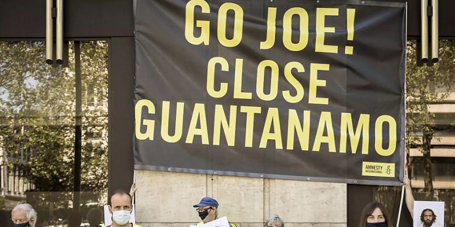 ARCHIV - Demonstranten fordern während des Nato-Gipfels in Brüssel im Juni 2021 die Schliessung des  US-Gefangenenlagers in Guantánamo. Foto: Valentin Bianchi/AP/dpa