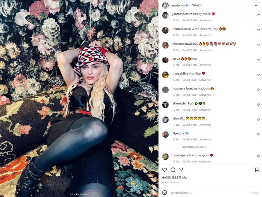 Da staunen die anderen Hotelgäste nicht schlecht: Madonna räkelt sich auf der Couch.