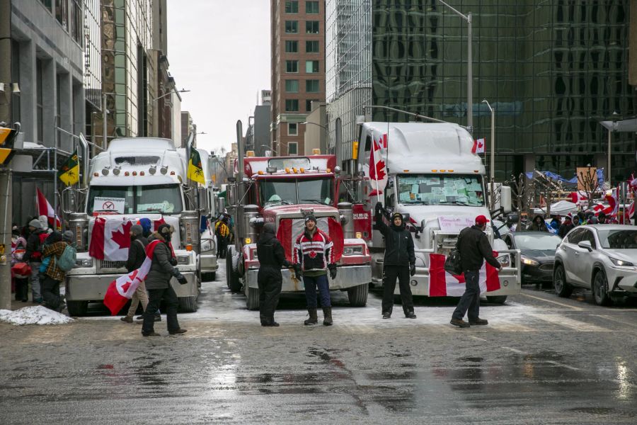 Lastwagen versperren am 12. Februar 2022 eine Strasse in Ottawa.