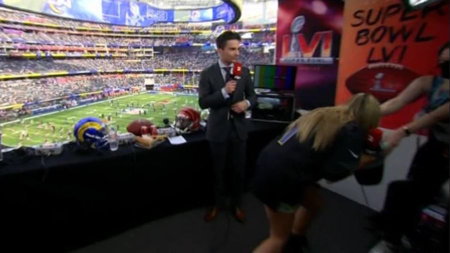 Heidi Klum spuckt den Hot Dog wieder raus.