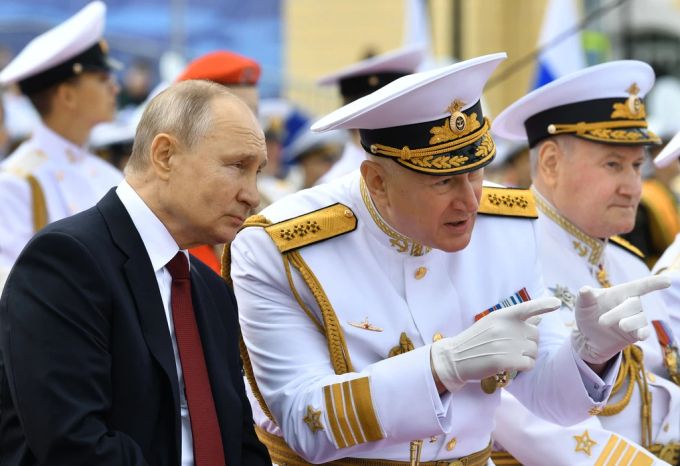 Russlands Präsident Wladimir Putin hörte einer Erklärung seines Flottenadmirals Nikolai Jewmenow zu. (Archivbild) Russland