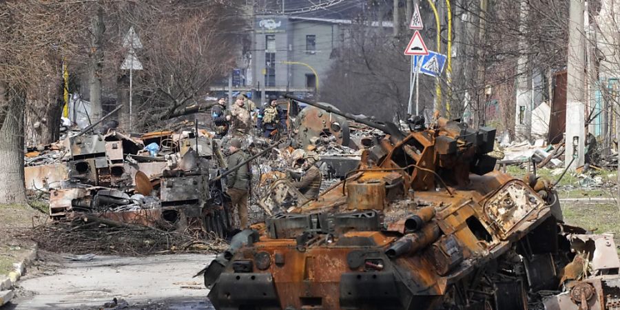 Ukrainische Soldaten untersuchen zerstörte russische Militärfahrzeuge nach einem Gefecht in Butscha Foto: Efrem Lukatsky/AP/dpa