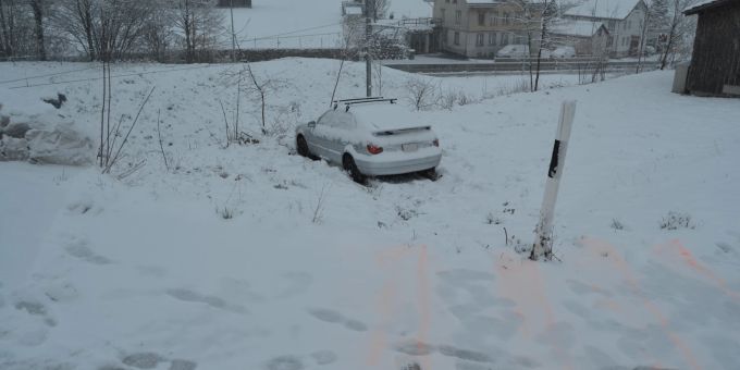Herisau: Selbstunfall mit Auto Herisau: Selbstunfall mit Auto