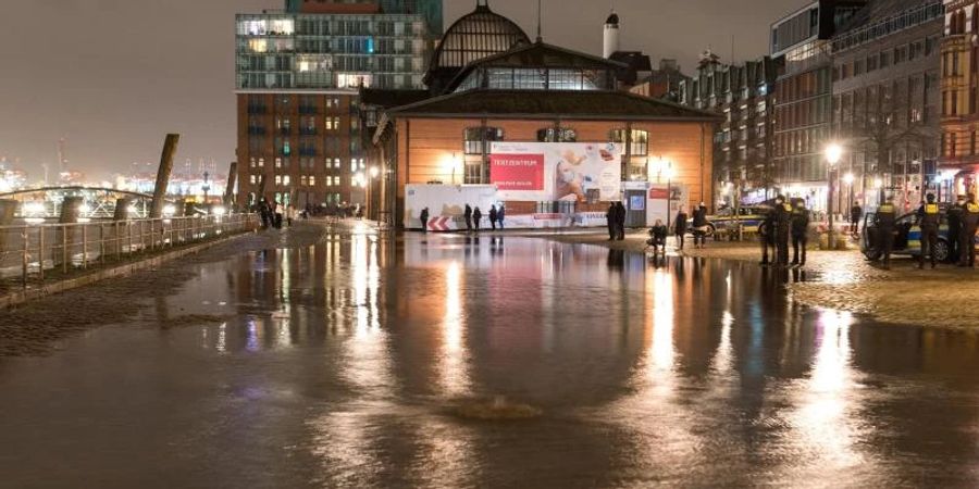 Der Hamburger Fischmarkt stand beim Hochwasser der Elbe entgegen der Vorhersagen nur leicht unter Wasser. Foto: Daniel Bockwoldt/dpa