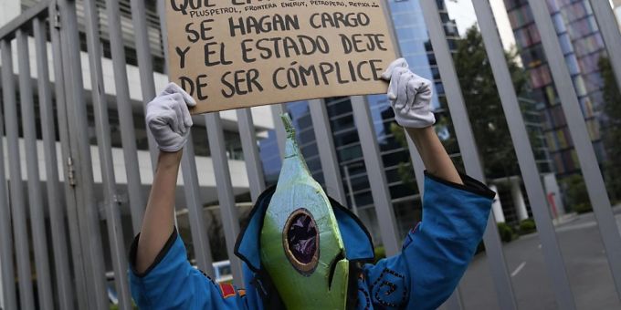 Demonstranten protestierten in Lima, nachdem Peru den ökologischen Notstand ausgerufen hatte, nachdem bekannt wurde, dass 21 Strände an der Pazifikküste durch einen Ölaustritt in einer von der spanischen Firma Repsol betriebenen Raffinerie kontaminiert wurden. Foto: Martin Mejia/AP/dpa Demonstranten protestierten in Lima, nachdem Peru den ökologischen Notstand ausgerufen hatte, nachdem bekannt wurde, dass 21 Strände an der Pazifikküste durch einen Ölaustritt in einer von der spanischen Firma Repsol betriebenen Raffinerie kontaminiert wurden. Foto: Martin Mejia/AP/dpa