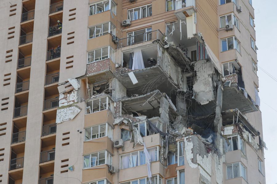 Am Hochhaus in Kiew wurde eine ganze Ecke weggesprengt.