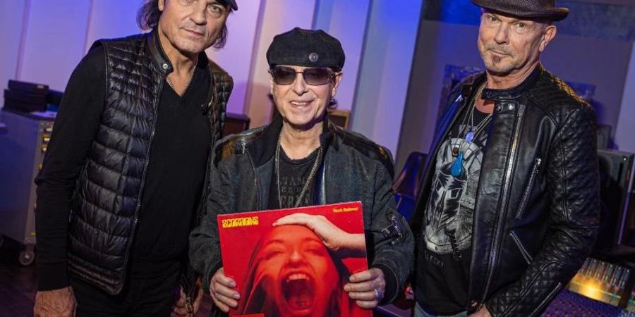 Matthias Jabs (l-r), Klaus Meine und Rudolf Schenker von der Rockband Scorpions in den Peppermint Park Studios. Foto: Moritz Frankenberg/dpa