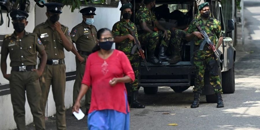 Soldaten und Polizisten in Colombo