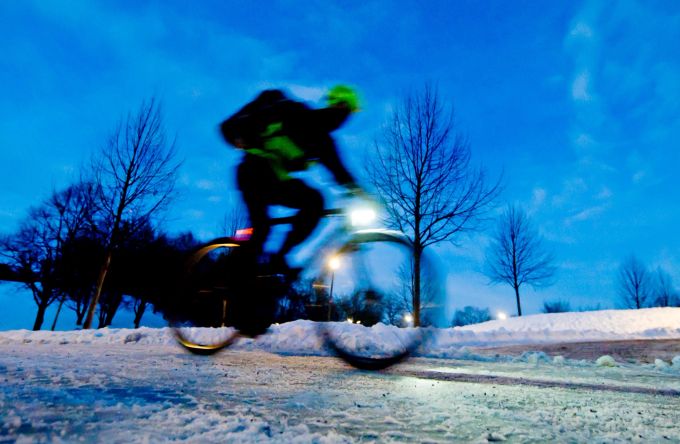 Gaaanz vorsichtig: Auf schneebedeckter Strecke ist eine gefühlvolle Fahrweise gefragt. Velo Dunkelheit Schnee Glatteis