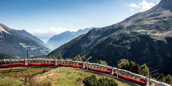 Zug Alpen rot grün blau