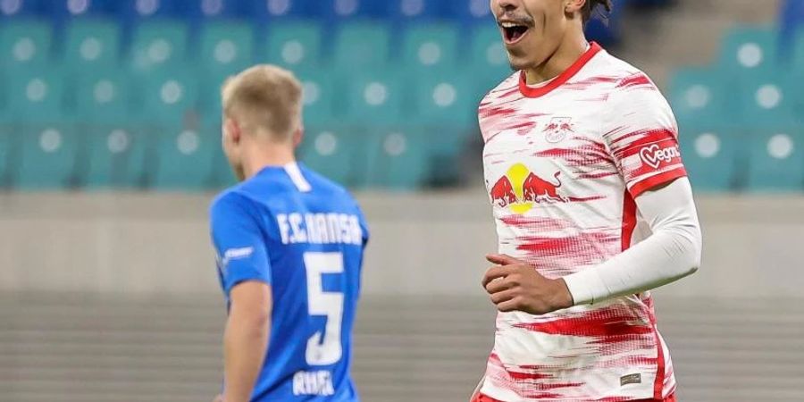 RB Leipzigs Spieler Yussuf Poulsen (r) lobt seinen Trainer Domenico Tedesco. Foto: Jan Woitas/dpa-Zentralbild/dpa