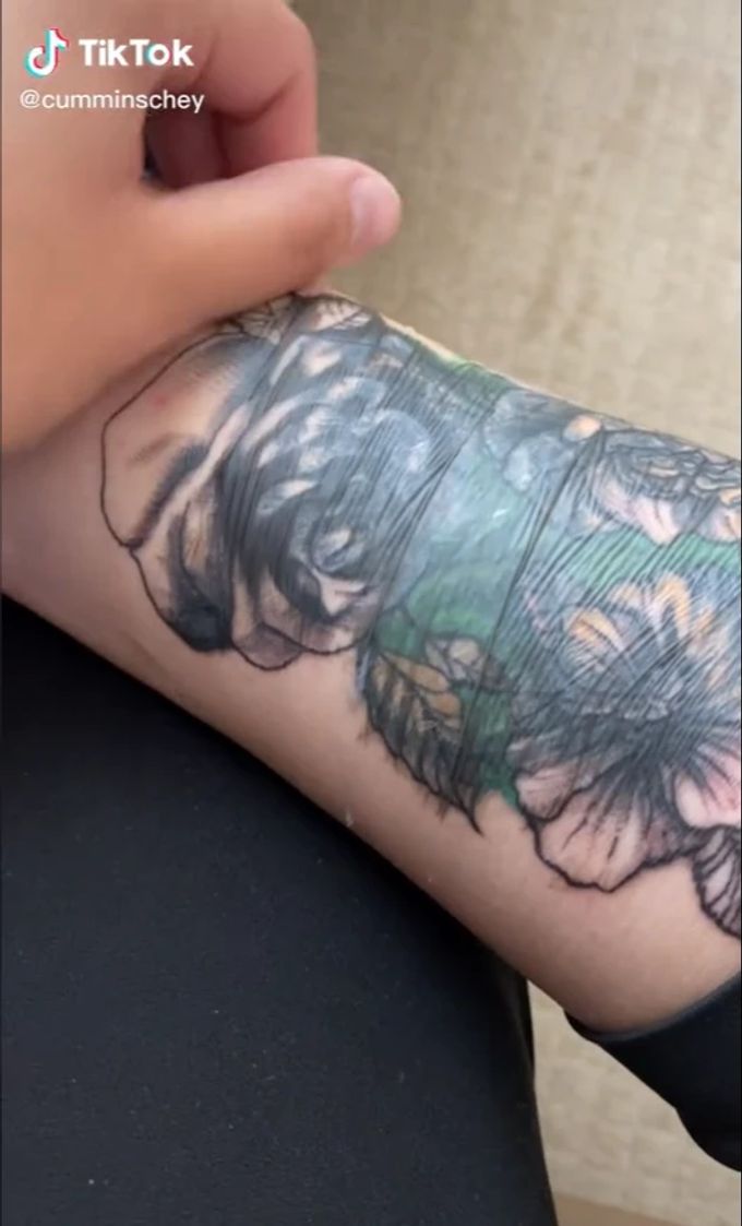 Das Cover-up-Tattoo enthält verschiedene Blumen. Tattoo Cover Up