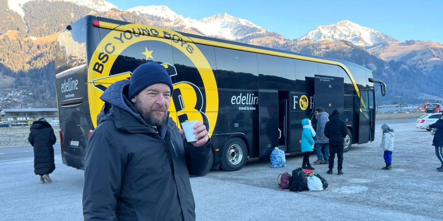 Claude Blatter, einer der beiden YB-Chauffeure, trinkt nach 11 Stunden Fahrt ein Kafi in Frutigen BE.