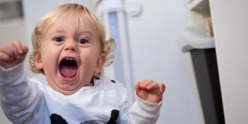 Kind Schreien blond Wohnung