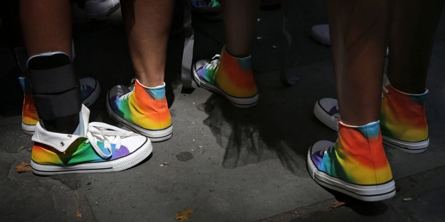 Teilnehmer des «Pride March» in New York mit Turnschuhen in den Regenbogenfarben.