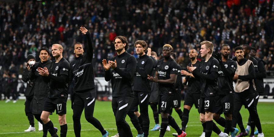 Als wäre es ein Sieg gewesen: Frankfurts Spieler freuen sich über das 1:1 gegen den FC Barcelona.