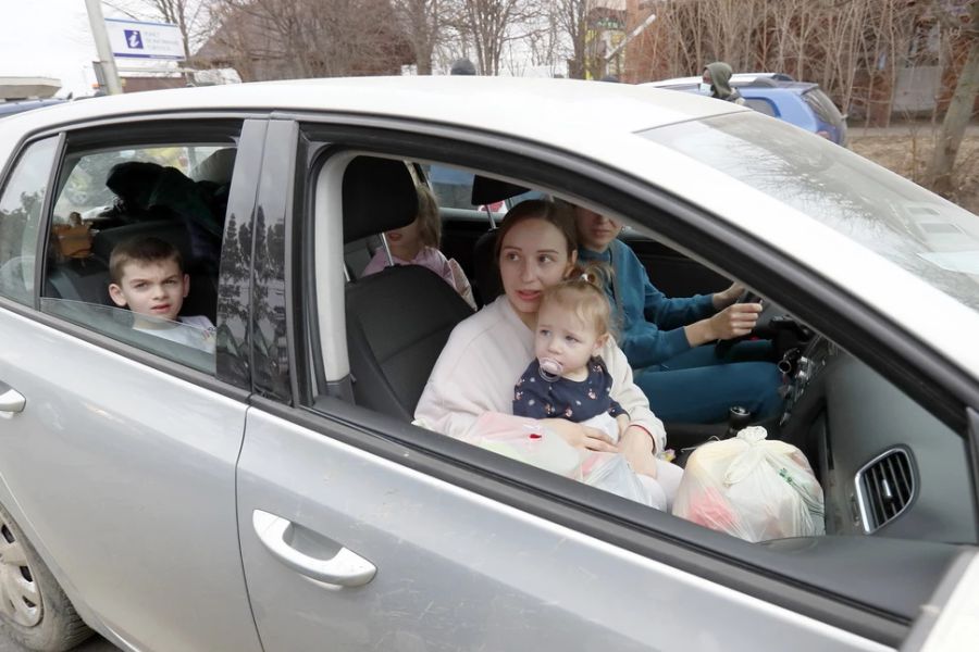 Eine ukrainische Familie fährt mit dem Auto nach Polen.