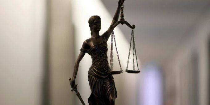 Ein EU-Land darf einem Flüchtling internationalen Schutz verweigern, wenn er diesen bereits in einem anderen EU-Staat geniesst. EuGH EU-Land Flüchtlinge Gerichtshof
