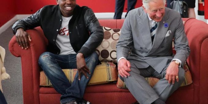 Prinz Charles (r) mit Youtuber Jamal Edwards bei der Eröffnung der Prince's Trust Summer Sessions 2013 in London. Foto: Chris Jackson/PA Wire/dpa Prinz Charles (r) mit Youtuber Jamal Edwards bei der Eröffnung der Prince's Trust Summer Sessions 2013 in London. Foto: Chris Jackson/PA Wire/dpa