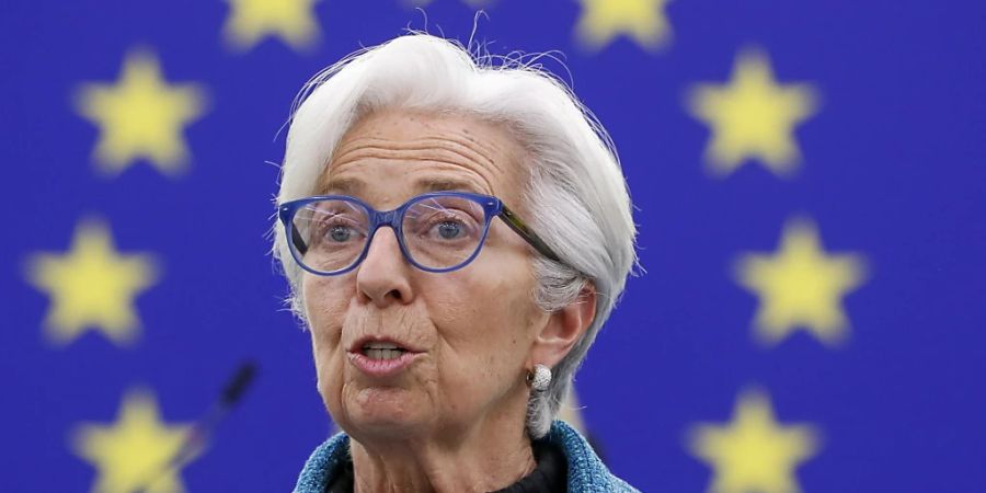 Die Preise in der Euro-Zone dürften laut einer Umfrage in den kommenden Monaten weiter steigen. EZB-Präsidentin Christine Lagarde hat bereits angekündigt, dass die Europäische Zentralbank Schritt für Schritt aus der lockeren Geldpolitik aussteigen will. (Archivbild)