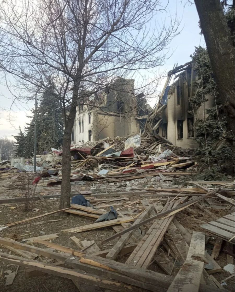 Dieses vom Asow-Bataillon zur Verfügung gestellte Bild zeigt das nach Beschuss beschädigte Schauspielhaus in Mariupol, Ukraine, am Donnerstag, den 17. März 2022.